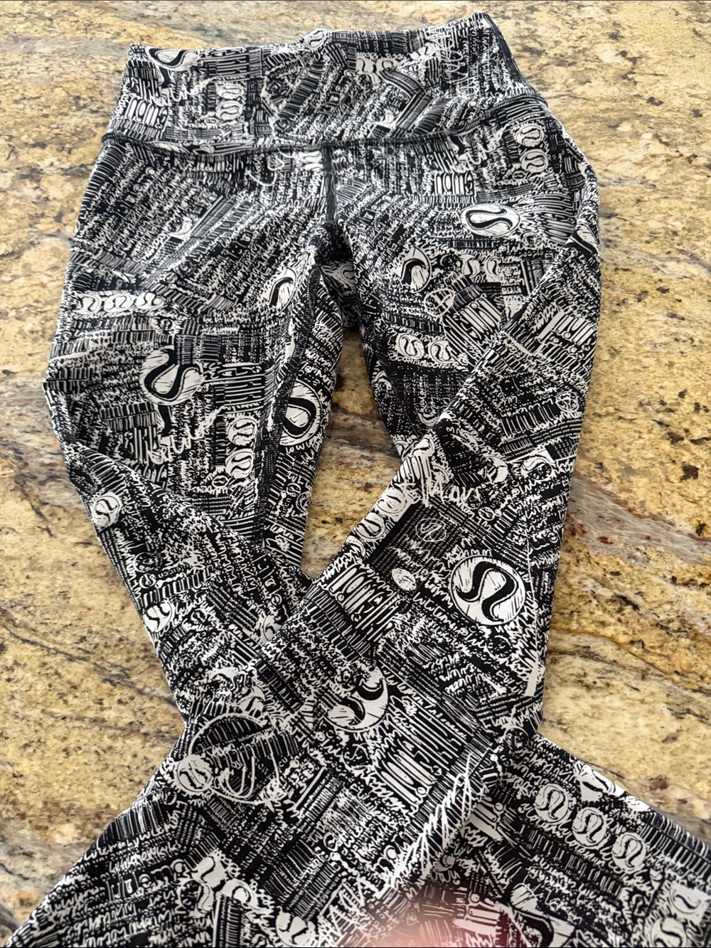 lululemon athletica Black & White Graphic women Leggings!